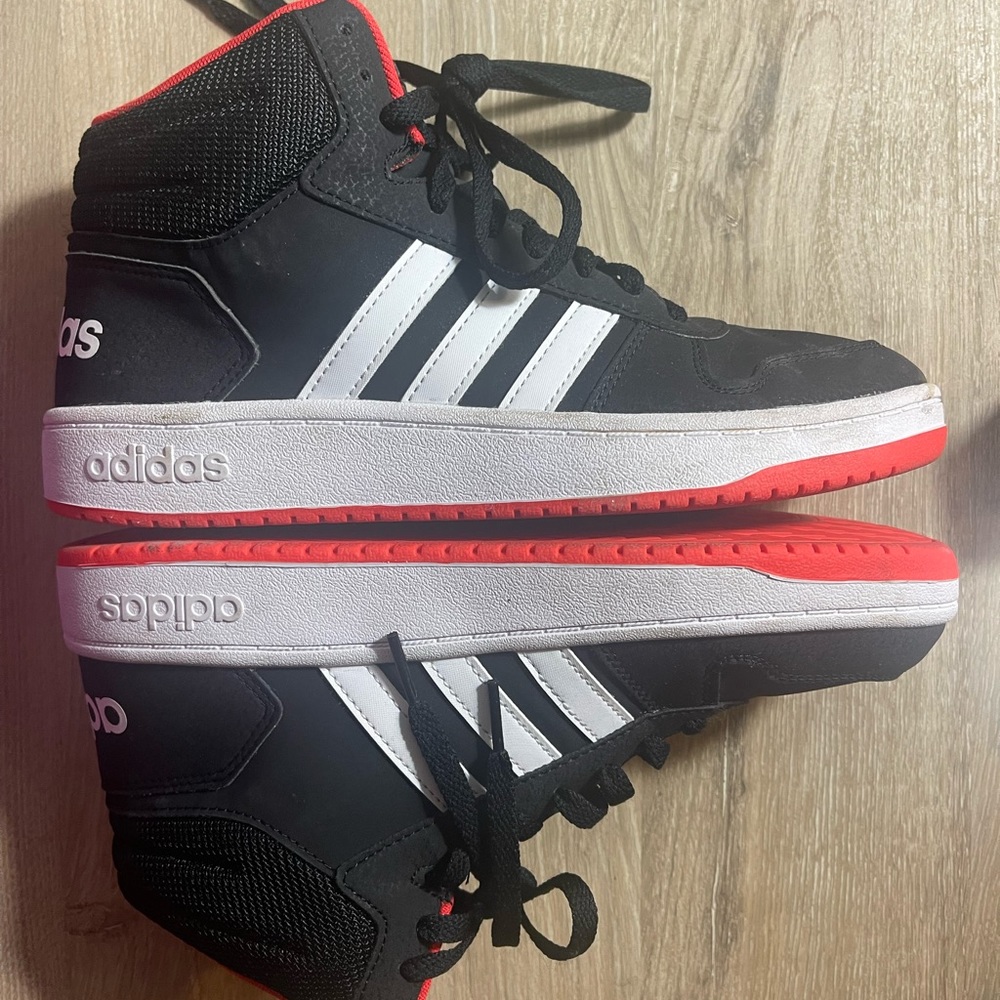 Boys size 7 lightly worn Adidas sneaker